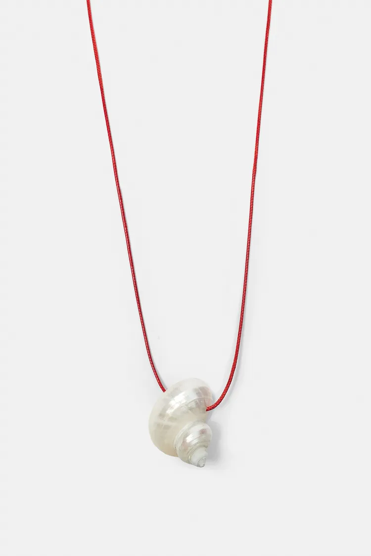 Seashell pendant necklace